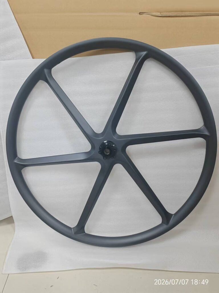 Integrated carbon bicycle wheel